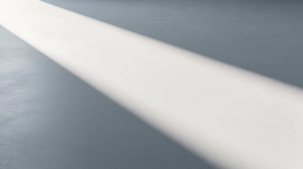 Betonflade med diagonalt lyskaeg — abstrakt metafor for statisk webarkitektur